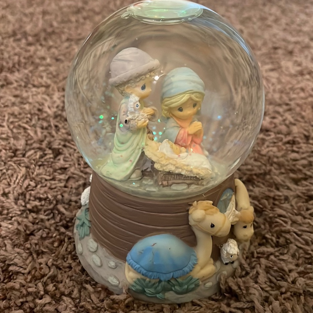Precious Christmas Snowglobe